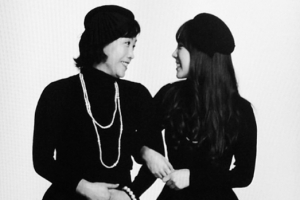 태연 어머니 화보 미공개컷 ‘빵 터진 웃음’ 놀라운 붕어빵 미모