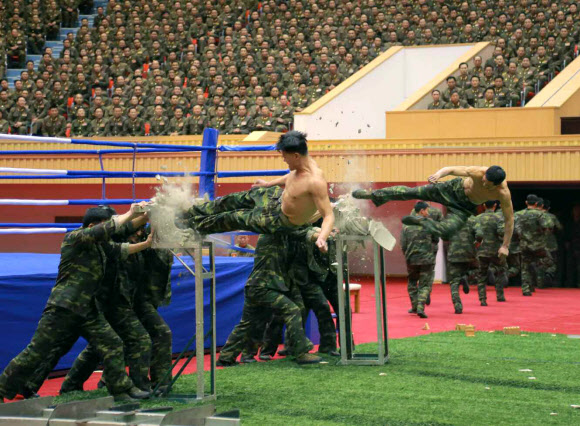 북한군 격술훈련 모습. 연합뉴스