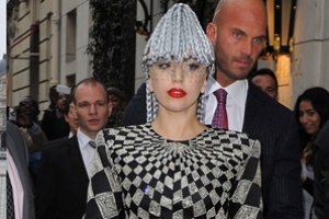 ‘미친’ 킬힐로 파격 패션 완성한 레이디 가가