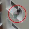 10층 아파트 창문밖 난간서 노는 아이 ‘아찔’