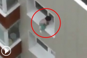 10층 아파트 창문밖 난간서 노는 아이 ‘아찔’