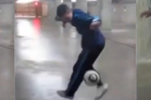 부상 판 페르시, 주차장서 볼 리프팅 연습?