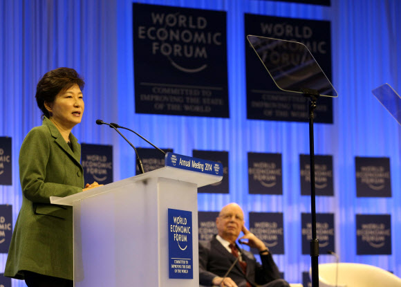 22일 제44차 세계경제포럼(WEF) 연차총회에서 박근혜 대통령이 창조경제와 기업가 정신을 주제로 기조연설을 하고 있다.  다보스 연합뉴스