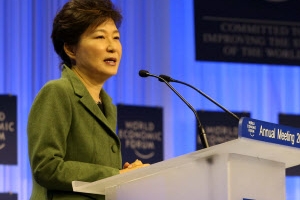 朴대통령, 다보스 포럼 기조 연설… 성장동력으로 ‘실천적 창조경제’ 제시