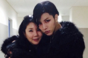 노민우 어머니 커플샷, 블랙패션 모자 헐리웃 포스 물씬