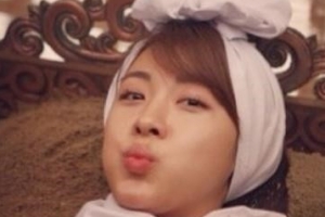 하지원 톱밥 찜질 인증샷, 입술 쭉 내밀고 깜찍 표정 ‘몇살?’