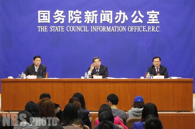 마젠탕(가운데) 중국 국가통계국장이 지난 20일 베이징 국무원 신문판공실에서 ‘2013년 국민경제운용 현황’과 관련해 기자들의 질문에 답변하고 있다.  중국 국가통계국 홈페이지