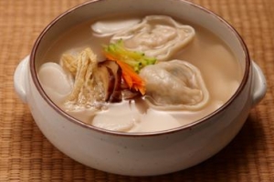 만두소는 고기 대신 표고… 떡국 얇게 썬 무 함께 끓이길