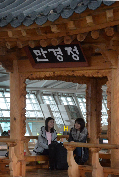 여객터미널 중앙 지역 4층 ‘한국문화거리’는 기와집과 정자 등 전통가옥으로 꾸며져 공항의 새로운 랜드마크로 떠오르고 있다.