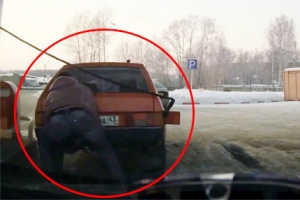 주유호스 짧다고 차 들어 옮긴 남자 ‘황당’