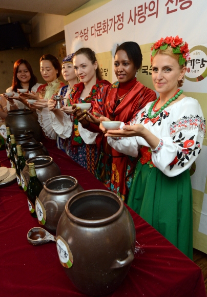 다문화 가정 주부들 차례주 빚기 체험