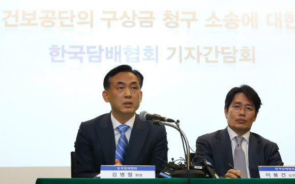 담배협회 기자간담회  김병철 한국담배협회 회장(왼쪽)과 이봉건 부회장이 27일 오전 서울 대한상공회의소에서 열린 건강보험공단 구상금 청구 소송에 대한 기자간담회에서 취재진의 질문에 답하고 있다.  연합뉴스