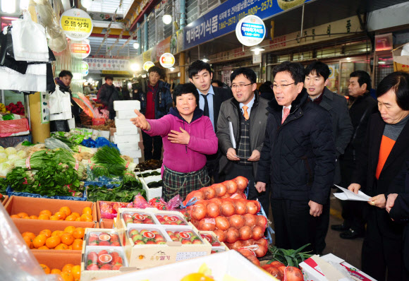 윤상직 장관, 세종전통시장 방문 윤상직 산업통상자원부 장관이 27일 설 명절을 앞두고 세종특별자치시 조치원읍에 위치한 세종전통시장을 방문, 장바구니 물가를 체험하고 있다.  연합뉴스