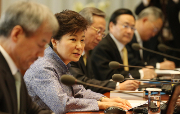 박근혜 대통령이 27일 새해 첫 해외순방을 마치고 돌아온 뒤 수석비서관회의를 주재하고 있다. 박 대통령은 “국민에게 상처 주는 말을 하는 공직자가 없기를 바라며 이런 일이 재발하면 반드시 책임을 물을 것”이라고 말했다. 