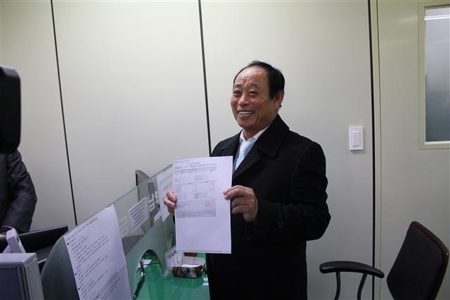 김성도씨가 포항세무서에 찾아와 세금을 납부하는 모습. 국세청 제공.