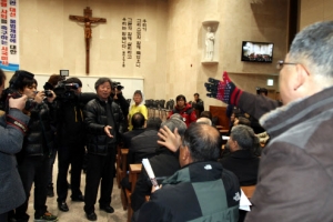 거제서 정의구현사제단 시국미사…일부 신자와 마찰