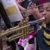 두 팔 없어 발가락으로 트럼펫 연주하는 소년 감동