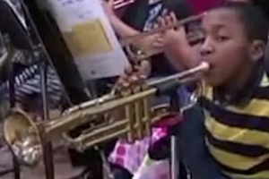 두 팔 없어 발가락으로 트럼펫 연주하는 소년 감동