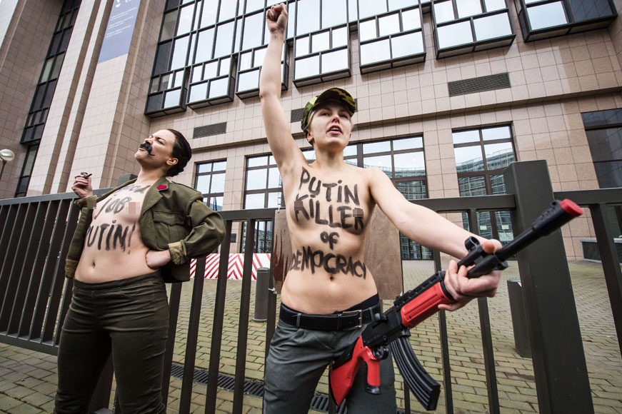 여성인권단체 페멘(Femen) 회원 2명이 28일(현지시간) 벨기에 브뤼셀의 유럽연합(EU)정상회의 본부 앞에서 반라시위를 벌이고 있다. AP/뉴시스