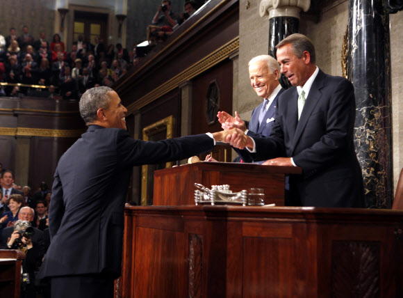 버락 오바마(왼쪽) 미국 대통령이 28일(현지시간) 워싱턴 연방의회 의사당에서 새해 국정연설에 앞서 존 베이너 하원의장과 악수하고 있다. 옆에서 조 바이든 부통령이 박수를 치며 쳐다보고 있다. 워싱턴DC AP 연합뉴스