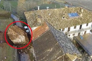 산에서 굴러온 집채만한 바위 농가 덮쳐 ‘아찔’