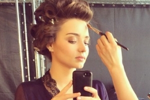 공주병 빠진 미란다 커? 스마트폰 보며 화장하는 모습 공개