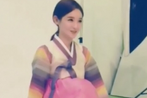 복 많이 받으세요!강민경 색동한복 입고 새해 인사