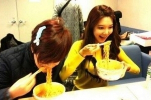 윤도현 수영 라면 “치즈라면 동호회” 라면 먹는 인형? 화들짝