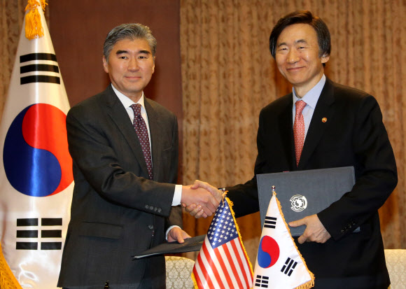 윤병세 외교부 장관(오른쪽)과 성김 주한 미국대사가 2일 외교부에서 한국과 미국은 올해부터 적용되는 제9차 주한미군 방위비 분담협정(SMA)에 서명하고 나서 협정서를 교환하고 있다.  연합뉴스