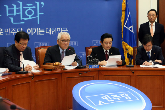 김한길 민주당 대표가 3일 국회에서 열린 최고위원회의에서 설 연휴 지방 방문과 관련해 “민주당에 대한 새로운 기대와 격려를 확인하게 가장 큰 세뱃돈이었다”라고 말하고 있다. 왼쪽부터 신경민 최고위원, 김 대표, 전병헌 원내대표, 조경태 최고위원. 연합뉴스