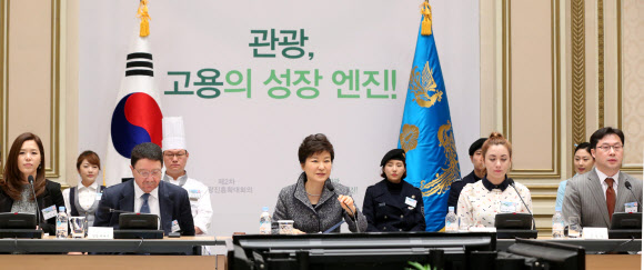 박근혜 대통령이 3일 청와대 영빈관에서 열린 제2차 관광진흥확대회의에서 인사말을 하고 있다. 왼쪽부터 방송인 김지선, 탈렙 리파이유엔세계관광기구(UNWTO)사무총장, 박 대통령, 방송인 아비가일, 김성욱 도래소프트대표.   연합뉴스