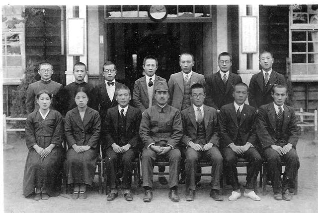 남해공립보통학교 시절의 요산 김정한(뒷줄 왼쪽 네 번째). 소명출판사 제공 
