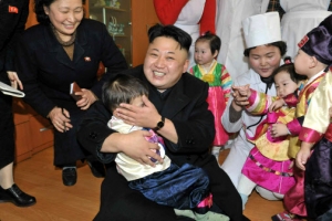 김정은, 육아원 방문 때 아이들 승강이 벌이자…