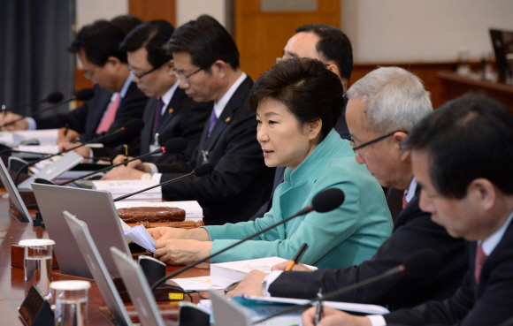박근혜 대통령이 4일 청와대에서 열린 제7회 국무회의에서 모두 발언을 하고 있다. 이언탁 기자 utl@seoul.co.kr