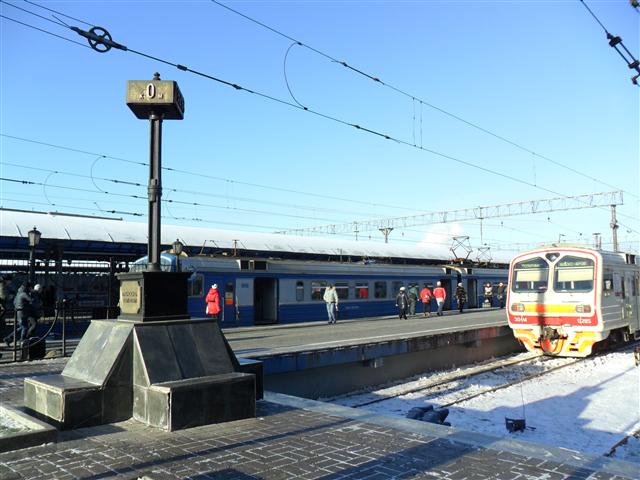시베리아횡단열차(TSR)의 종점인 모스크바 야로슬라블역의 선로 끝에 이곳이 TSR의 시작이자 끝임을 의미하는 조형물이 세워져 있다.