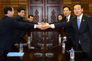 南 “이산가족에 기쁜 소식을”…北 “춘풍 안아오자”