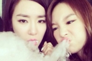 “스트레스엔 단 게 최고!” 태연 티파니 솜사탕 먹기 셀카 공개