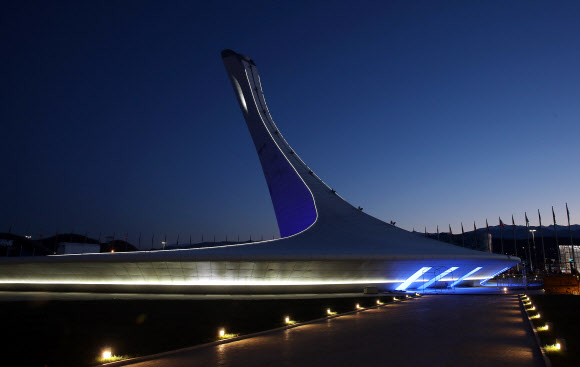 2014 소치 동계올림픽을 나흘 앞둔 3일 오전(현지시간) 러시아 소치 해안클러스터 올림픽파크 성화대 뒤로 여명이 밝아오고 있다.  연합뉴스