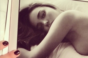 [스타 포토]침대 위 올누드 미란다 커, 청순미 ‘물씬’