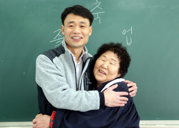 5일 82세의 나이로 고교 졸업장을 받은 오점녀 할머니가 담임교사와 포옹하며 기쁨을 나누고 있다. 전주 연합뉴스