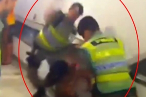 축구장 라커룸서 경찰들이 축구팬 곤봉으로 집단폭행