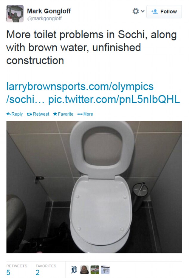러시아 소치의 황당한 숙소. 좌변기 뚜껑과 시트가 거꾸로 설치된 화장실. /트위터 @markgongloff 