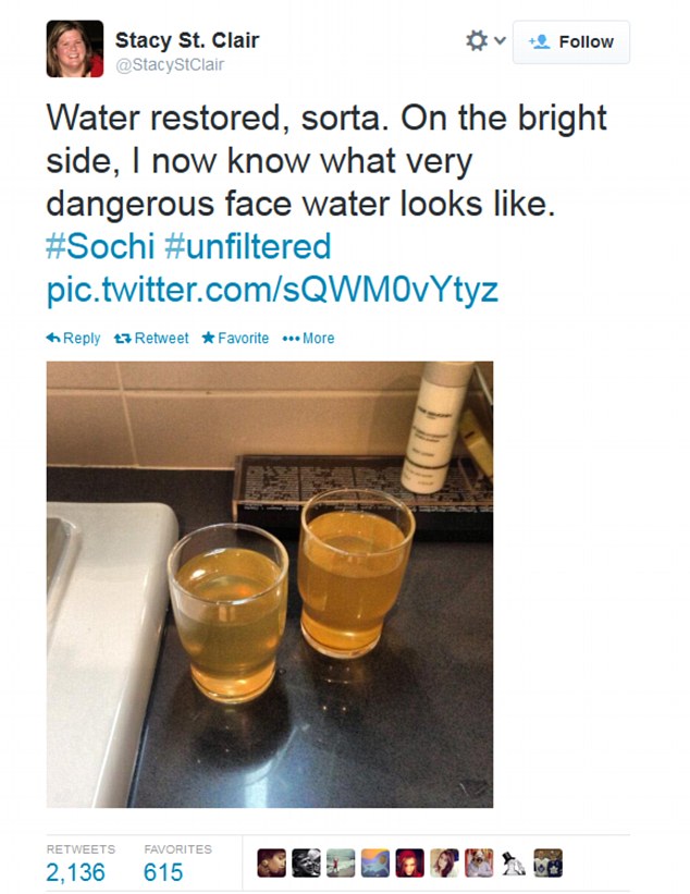 러시아 소치의 황당한 숙소. 맥주 색깔의 수돗물. 호텔 측은 수돗물로 절대 세수하지 말라고 당부했다. / 트위터 @StacyStClair