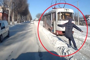 주머니에 손넣고 빙판길 걷다가…