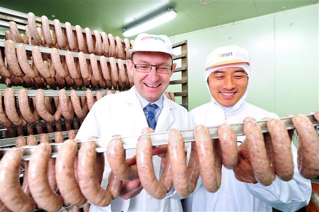 독일의 식육명장(메쯔거 마이스터)인 크루트 헤르만(왼쪽)이 이마트 직원에게 소시지 제조 노하우를 알려주고 있다.  서울신문 포토라이브러리