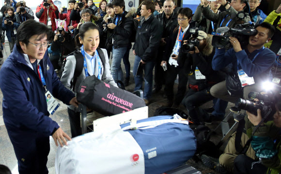 일본 여자 피겨스케이팅의 자존심 아사다 마오가 6일 취재진의 카메라 세례를 받으며 소치 아들레르공항 입국장을 빠져나오고 있다.  소치 연합뉴스
