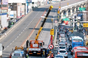 철거 앞둔 아현 고가도로… 어제 오후 전면통제