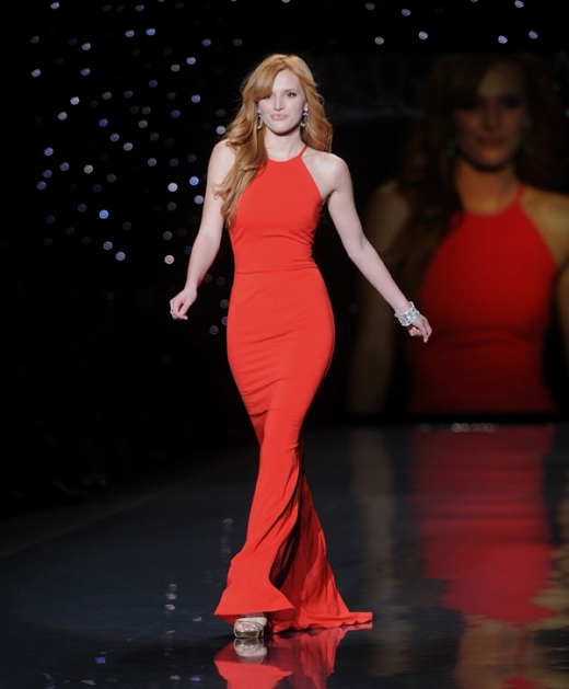 6일(현지시간) 미국 뉴욕에서 열린 ‘2014 레드 드레스 컬렉션’ 패션쇼 무대에서 영화배우 벨라 손이 워킹을 하고있다.<br>AP/뉴시스
