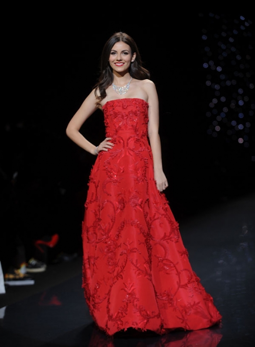6일(현지시간) 미국 뉴욕에서 열린 ‘2014 레드 드레스 컬렉션’ 패션쇼 무대에서 영화배우 빅토리아 저스티스가 포즈를 취하고 있다.<br>AP/뉴시스