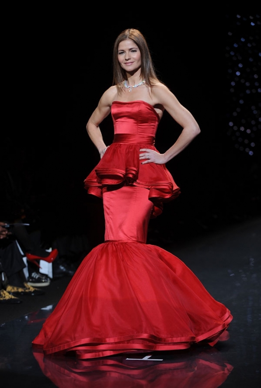 6일(현지시간) 미국 뉴욕에서 열린 ‘2014 레드 드레스 컬렉션’ 패션쇼 무대에서 영화배우 질 헤네시가 포즈를 취하고 있다.<br>AP/뉴시스